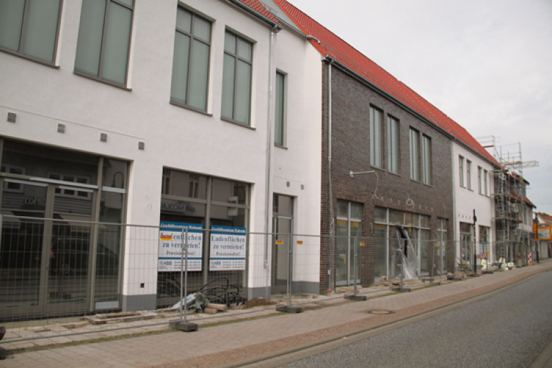 Freie Sicht: Die Fassaden des neuen Walsroder Geschäftszentrums an der Langen Straße sind jetzt erkennbar.