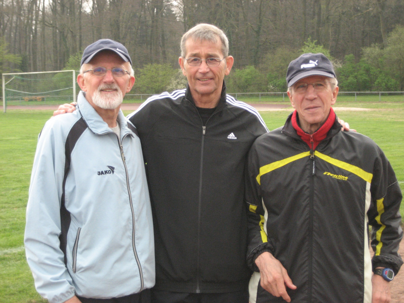 Schnelle Beine:   Jan Ociepka, Rudolf Marquard und Siegfried Krolikowski (v.l.) vom SV Kirchboitzen stellten beim Eilenriedelauf einen neuen Kreisrekord für Mannschaften der Altersklasse M60.