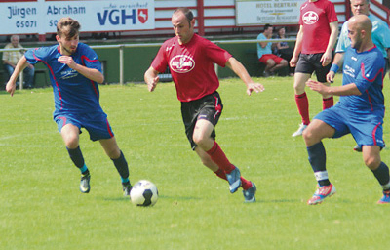 Vielseitiges Debüt:  Neuzugang Daniel Rother (Mitte) erzielte beim Samtgemeindepokal-Turnier schon im ersten Spiel für den SV Schwarmstedt zwei Treffer gegen den SV Bothmer (Foto), musste später aber das Tor hüten.