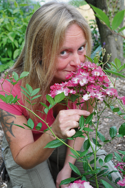 Durch die Blume: Katja Lüssenhop hat sich auf 2000 Quadratmetern ihr Gartenparadies geschaffen. Sie ist Pflanzensammlerin. 