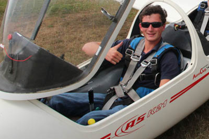 Seit frühester Jugend von Flugleidenschaft gepackt: Seit er zum ersten Mal im Cockpit saß, wollte der junge Ahldener Jan-Hendrik Henke (Foto) „gar nicht wieder aussteigen“, 