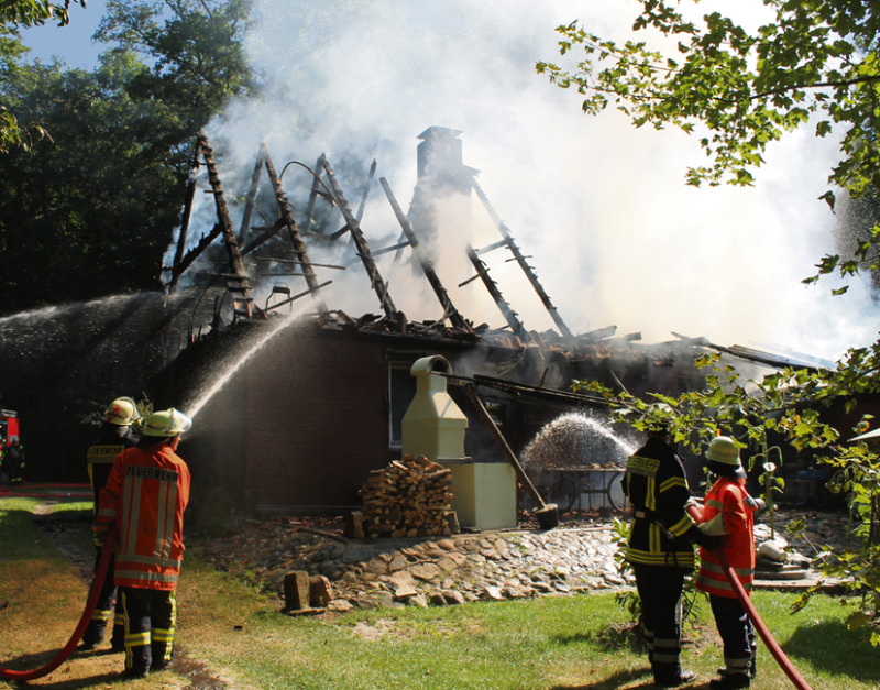 Nichts mehr zu retten: Ein altes Fachwerkhaus in Wense  ist am Freitagmorgen trotz des Großeinsatzes der Feuerwehr  bei einem Brand völlig zerstört worden.