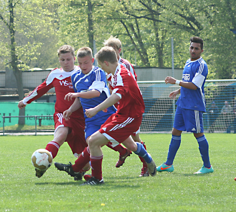 Weiter einspielen: Als Test unter Wettkampfbedingungen nimmt Germania Walsrode  (Bild: Max Justen am Ball) das Bezirkspokalspiel am Mittwoch gegen den MTV Eintracht Celle.