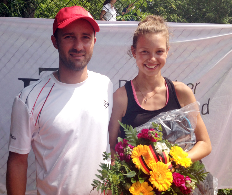 Deutsche Meisterin:  Strehl ist der Trainer von  Anastazja Rosnowska (r.), die sich den DM-Titel der Alterklasse 14 sicherte und zusammen mit ihrer Trainingspartnerin  Shaline Doreen Pipa auch im Doppel siegte.