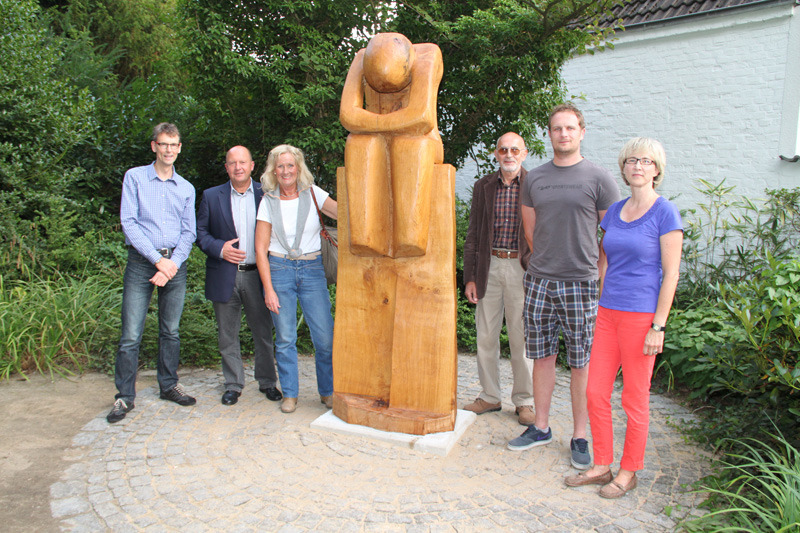 Ausruhen und nachdenken: Die dritte Skulptur im Rahmen des Leader-Projekts „Böhme schafft Kunst“ ist am Mittwochabend im Park am Kurhaus eingeweiht worden. Der Dorfmarker Kettensägen-Künstler Dirk Cherouny (2.v.re.) steuert das 2,20 Meter hohe Holzobjekt „Sitzender Mann“ alias „Ich kann nicht mehr“ bei. Mit dabei (von links) waren Carsten Wendt (Jury), Rainer Schmuck (Bürgermeister), Karola Domke (Mutter des Künstlers), Helmut Cherouny (Vater), Dirk Cherouny und Sandra Zwischenbrugger-Meyer (Sprecherin der Jury).