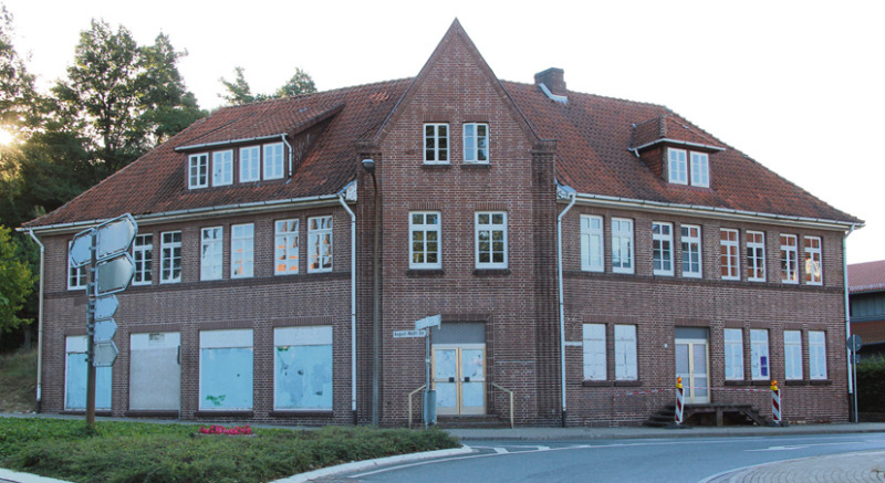 Beeindruckende Fassade – aber (fast) nichts dahinter: Das Wülfrathsche Haus  gehört zu den älteren Gebäuden in der Bomlitzer Ortsmitte. Vor vier Jahren hat es die Gemeinde gekauft und  entkernen lassen, nun steht es für 80.000 Euro zum Verkauf.