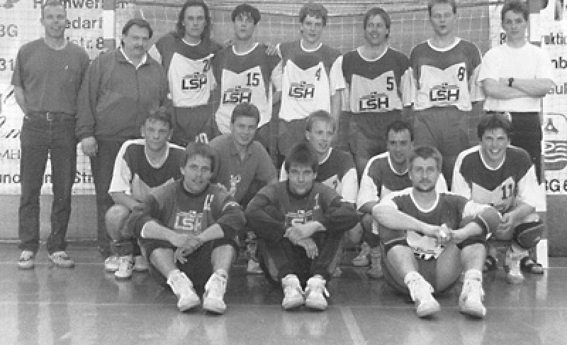 Erinnerung an größten Triumph in der Vereinsgeschichte:   Die Oberliga- und Niedersachsenmeister-Mannschaft von 1993 der Dorfmarker Handballer, die damalige HG Dorfmark-Walsrode  (Foto), tritt in fast kompletter Besetzung zum Jubiläumsspiel an.