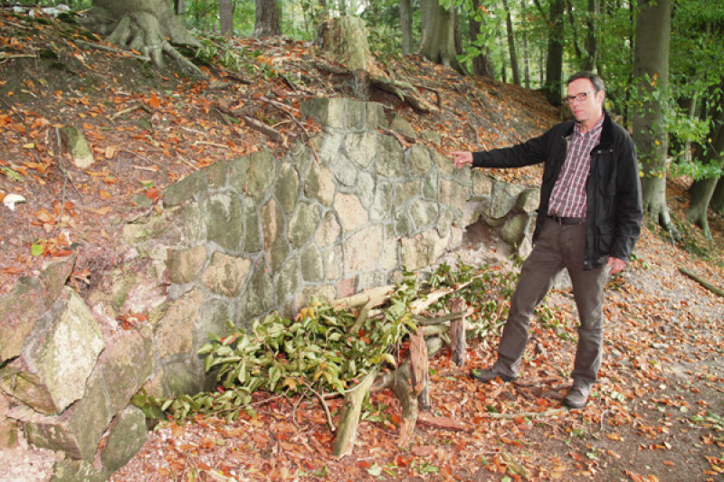 Eine Grotte als Ort  zum Ausruhen: Christian Müller, Vorsitzender Dorfverein Mengebostel, an einem Relikt im Landschaftspark Allerhop.