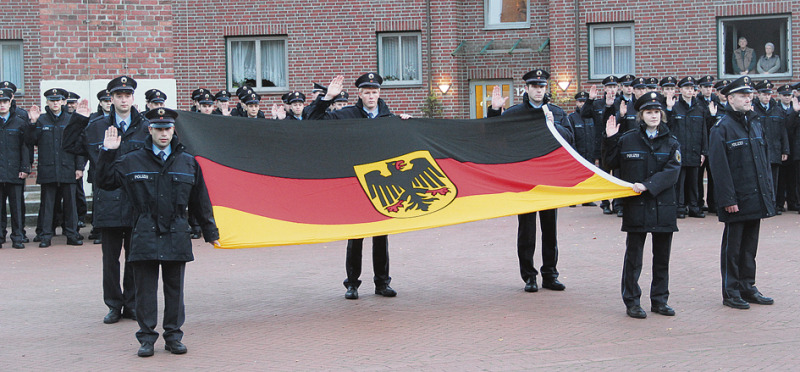 Diensteid abgelegt: 128 Anwärter des mittleren Dienstes bei der Bundespolizei wurden auf dem Stadtplatz vereidigt. 