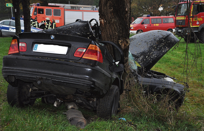 Jede Hilfe kommt zu spät: Der 18-jährige Fahrer des BMW aus Bad Fallingbostel starb noch an der Unfallstelle.