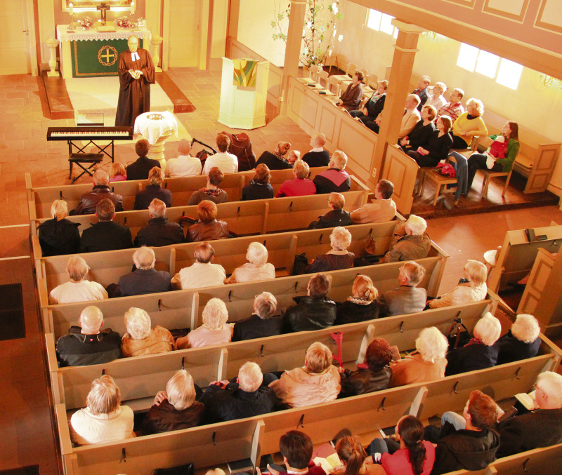 Große Resonanz: Zahlreiche Gottesdienst-Teilnehmer nutzten gestern in Bad Fallingbostel die Gelegenheit, Pastor Torsten Schoppe kennenzulernen. 
