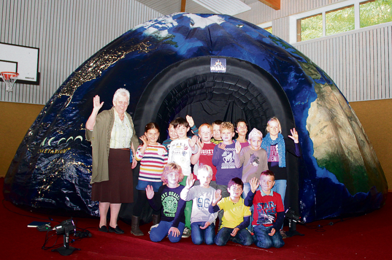 Willkommen im Klima-Iglu: Schulleiterin Gisela Koch (links) hat das Iglu des Planetariums Hamburg zum einjährigen Bestehen der Mehrzweckhalle an der Grundschule Bothmer gemietet. 