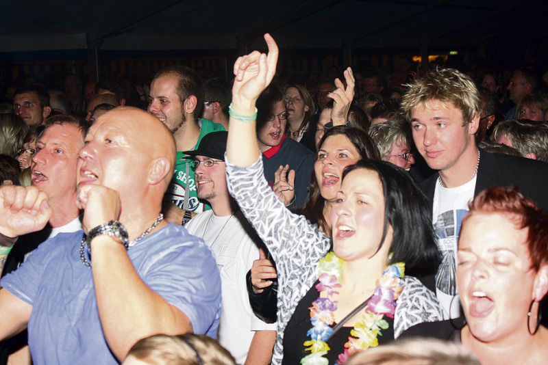 Party bis zur Heiserkeit: Mehr als 1600 Zuschauer feierten ihre „Heide-Rebellen“, die nach 16 Jahren und 550 Auftritten am Sonnabend auf dem Sportplatz in Vethem ihr Abschiedskonzert gaben.