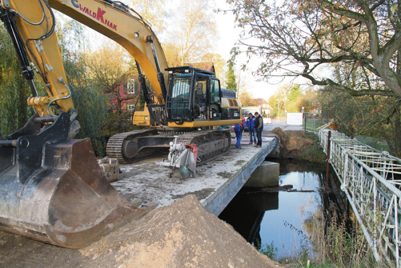 Mit Bagger und Bauplan: Der Abriss der „Langen Brücke“ in Dorfmark hat in dieser Woche begonnen.