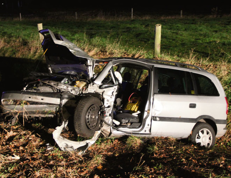 Mit Baum kollidiert: Der Fahrer des Opel Zafira wurde mit lebensgefährlichen Verletzungen ins Krankenhaus gebracht.