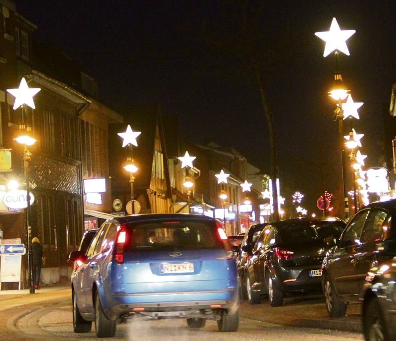 Licht in der dunklen Jahreszeit: Am 23. und 24. November wird die Weihnachtsbeleuchtung in Walsrode aufgehängt (Archivbild aus der Moorstraße). Der Förderverein Stadtmarketing sucht Paten für die Sterne.