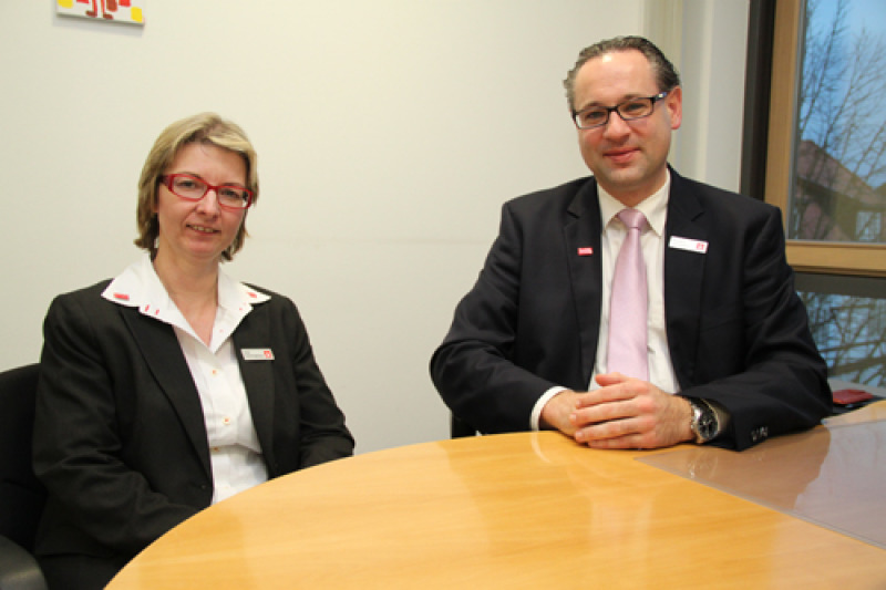 „Alles gar nicht  so kompliziert“: Anja Emminghaus, Leiterin des Zahlungsverkehrs bei der KSK Walsrode,  und Sparkassen-Sprecher Markus Grunwald.