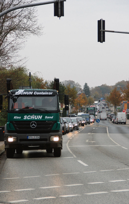 Lange Staus an der Verdener Straße: Zeitweise steht der Verkehr an der südlichen Zuwegung zur Walsroder Innenstadt bis zum Grünenthal-Stadion am Ortseingang.
