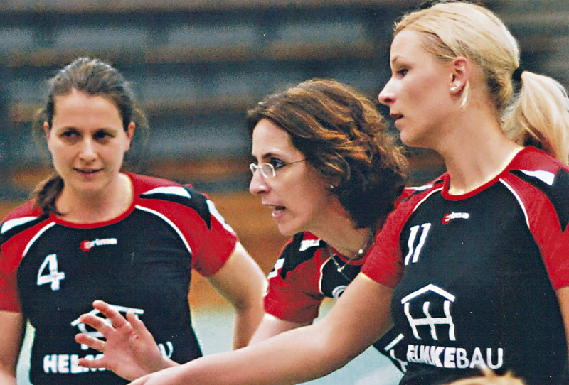 Sport als Gemeinschaft: Kirstin Hartwig (Mitte) ist Dreh- und Angelpunkt der Volleyball-Oberliga-Mannschaft des TV Jahn Walsrode. Die 51-Jährige fungiert auch als Spielführerin und gibt mitunter auch klare Ansagen.