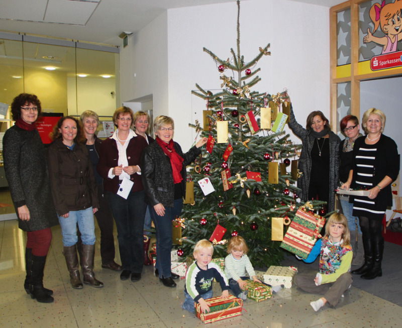 Ein Baum voller Kinderwünsche: Gisela Bahr (rechts) und ihre Mitstreiterinnen vom Tangent Club haben gemeinsam mit einigen Kita-Leiterinnen die Wunschzettel aufgehängt. Ab sofort dürfen sich „stille Weihnachtsmänner“ dort bedienen.