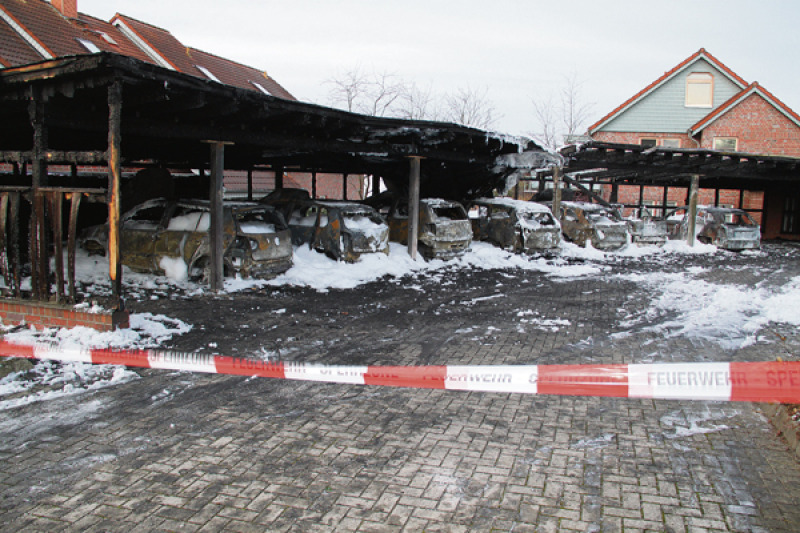 Brandstifter bestraft:  170.000 Euro Sachschaden entstand allein bei dem Brand dieses Carports vor rund einem Jahr in Bad Fallingbostel.