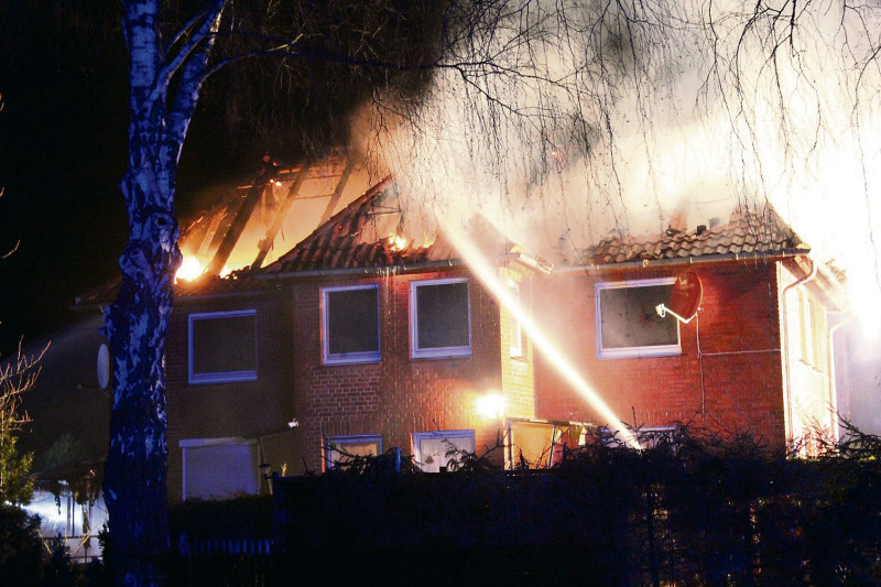 Helle Flammen: Immer wieder lodert das Feuer im Dachstuhl des Mehrfamilienhauses in Grethem auf.