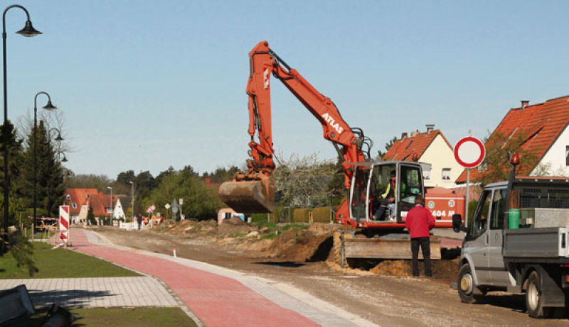 Langzeitprojekt: Seit Oktober 2012 wird die Kreisstraße 136 (Tietlinger LÖnsweg) auf einer Länge von rund 1600 Metern in drei Bauabschnitten saniert und ausgebaut. 