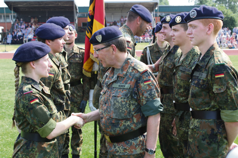 Ein Händedruck,  der verpflichtet:  Generalleutnant Rainer Korff (vorn) und der Kommandeur des OA-Bataillons Oberstleutnant Michael Jeske (hinten) bei der Abordnung der Offiziersanwärter.