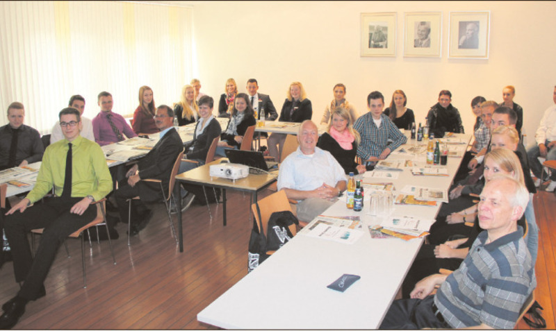 Gespannte Erwartung: Gestern begrüßte WZ-Verleger Kai Röhrbein die 22 Teilnehmerinnen und Teilnehmer am neuen AZuBi-Projekt in den Räumen der  Walsroder Zeitung. Sechs Betriebe aus der Region beteiligen sich daran und ermöglichen ihren Mitarbeitern ein WZ-Abo.