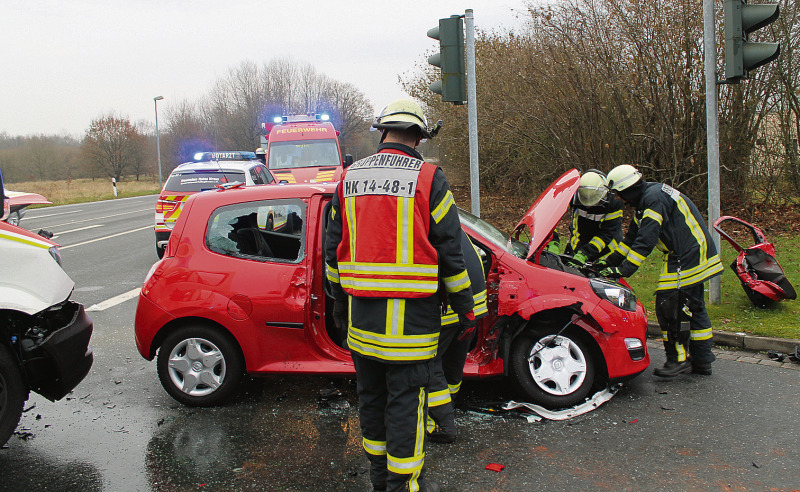 Aus dem Wrack befreit: Der Renault Twingo kollidierte im Kreuzungsbereich mit dem Rettungswagen.
