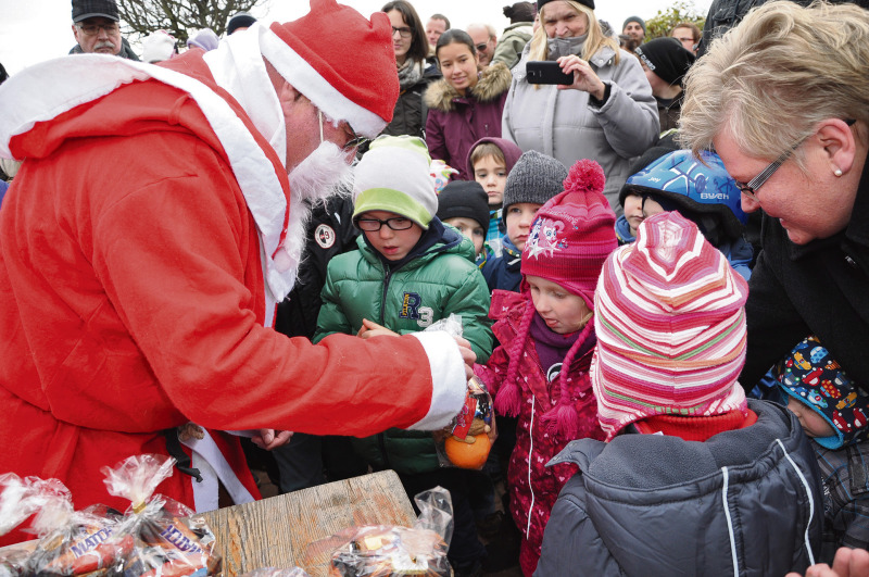 Prominenter Gast aus der Luft: Bereits zum 31. Mal kam der Nikolaus beim Aero-Club Hodenhagen mit dem Flugzeug – und verteilte auf dem Flugplatz kleine Geschenke an die Kinder. 