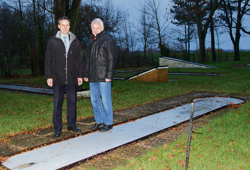 „Für einen symbolischen Jahresbetrag“: Cort-Brün Voige (links) und Frank Leverenz hoffen, dass sich schnell ein neuer Pächter für die Minigolfanlage im Londy-Park findet.