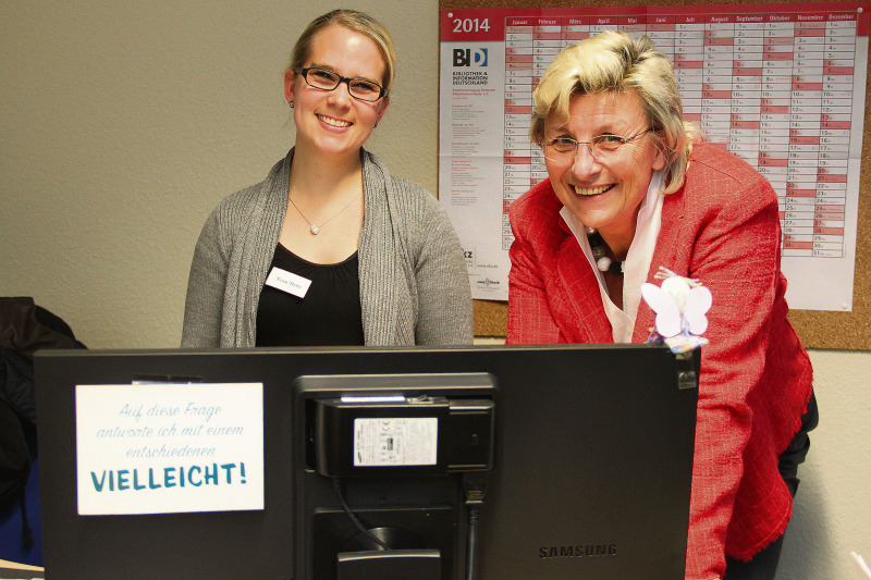 Testphase am Bücherei-PC: Bad Fallingbostels Bürgermeisterin Karin Thorey (rechts) lässt sich von der Leiterin der Stadtbibliothek Martina Mette das Prinzip der „Onleihe“ erklären. Ab dem 1. Januar 2015 haben Kreisstädter die Möglichkeit, digitale Medien auf Zeit herunterzuladen.