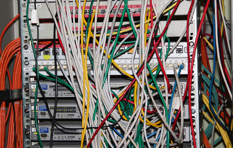 Kabelsalat: Schnelles Internet gibt es nicht nur über WLAN. Der Heidekreis hat die Umfrage zur Breitbandversorgung bis Mitte Januar 2015 verlängert.