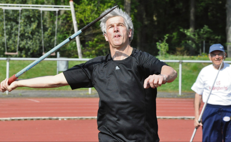 Speer-Spitze: Frank Nordmann (LG Fallingbostel) belegt bei den Senioren  (M 50)  Platz zwei in der Bezirksbestenliste mit 39,94 Meter im Speerwurf.  