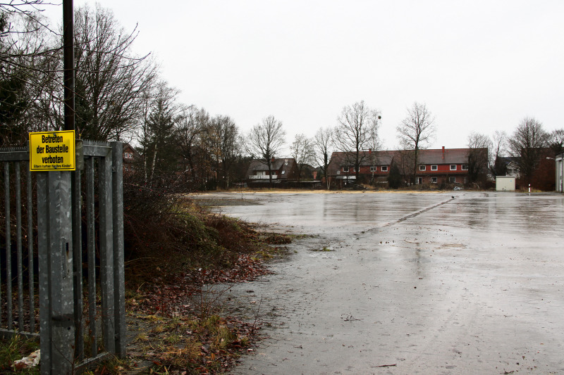 Viel Platz für Autos: Im westlichen Bereich der früheren Straßenmeisterei will die Gemeinde Schwarmstedt weiteren Parkraum für Pendler zur Verfügung stellen. 