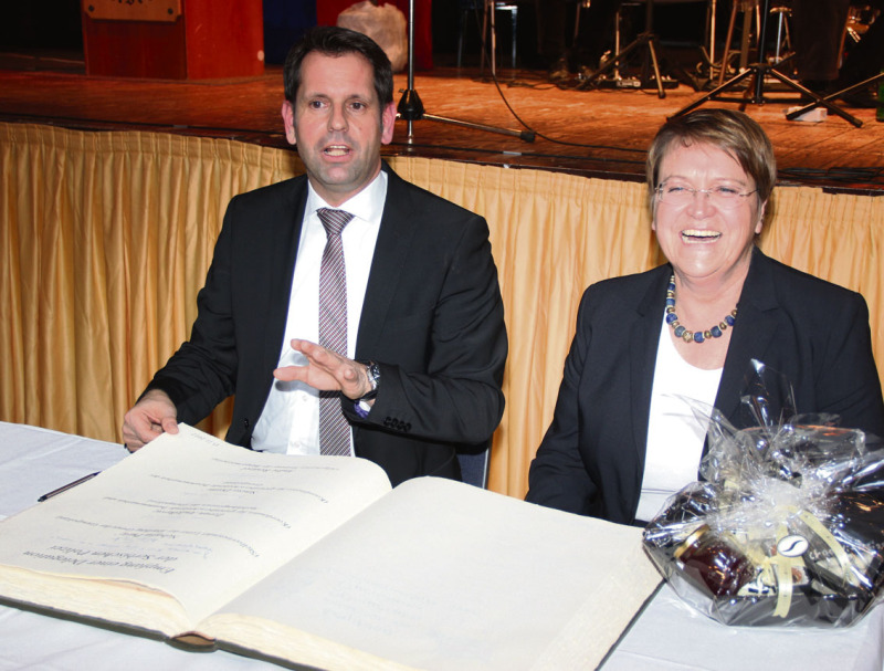 Unterschrift geleistet: Niedersachsens Wirtschaftsminister Olaf Lies hat sich im Beisein von Bürgermeisterin Helma Spöring ins Goldene Buch der Stadt eingetragen.