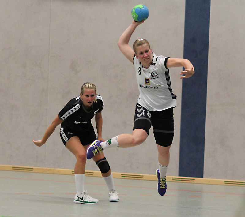 Hoffen auf Einsatz: Anne Frantzke (beim Wurf) und Sonja Wortmann sind bei den Heidmarker Oberliga-Handballerinnen vor dem Spiel gegen den SV Garßen-Celle II angeschlagen. Trainer Lutz Siemsglüß rechnet aber fest mit ihrem Einsatz am Sonnabend.