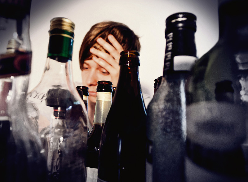 Je jünger, desto anfälliger: Alkoholmissbrauch bei Kindern und Jugendlichen bleibt trotz rückläufiger Zahlen von Alkoholvergiftungen ein riesiges Problem. Information, Präventionsmaßnahmen in Schulen, aber auch „Test-Käufe“ sollen für etwas Abhilfe sorgen. (©fotolia lassedesignen)