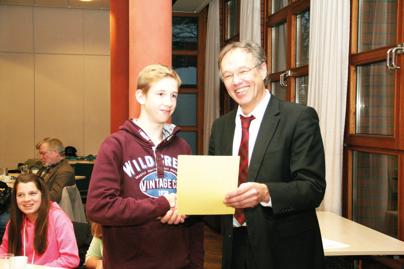 Ausgezeichnet:  Für seine Engagement am Volkstrauertag 2014 in Rethem wird der Schüler Janek Bergmann von Landrat Manfred Ostermann mit einer Urkunde geehrt.