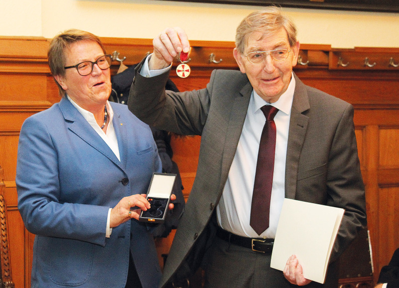 Der pensionierte Lehrer Christian Kolb bekam von seiner ehemaligen Schülerin und der jetzigen Bürgermeisterin, Helma Spöring, das Bundesverdienstkreuz überreicht. 