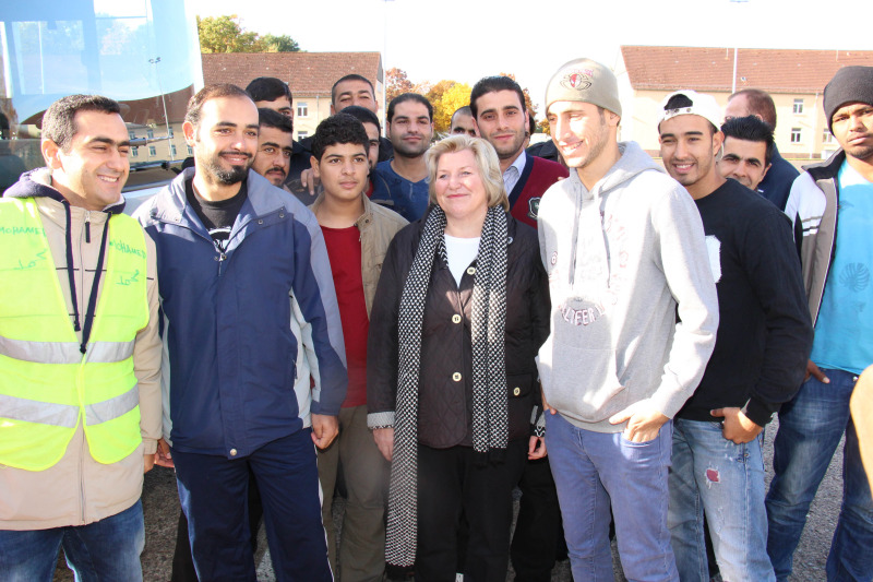 Mittendrin: Niedersachsens Sozialministerin Cornelia Rundt (SPD) kam am Montag bei einem Besuch in der Notunterkunft für Flüchtlinge „Camp Fallingbostel-Ost“ in Oerbke mit Bewohnern ins Gespräch.