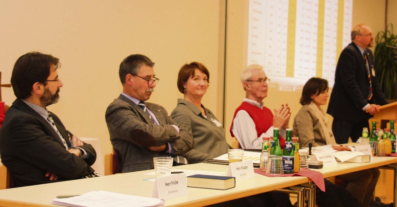 Ohne Gegenstimmen wurde der Kirchenkreistagsvorstand für weitere drei Jahre im Amt bestätigt. Von links: Johannes Klapper, Dr. Rolf Dehning (Vorsitzender), Dr. Sigrid Vierck (stellvertretende Vorsitzende), Hans-Heinrich Höhne, Antje Garbers; stehend: Superintendent Ottomar Fricke.