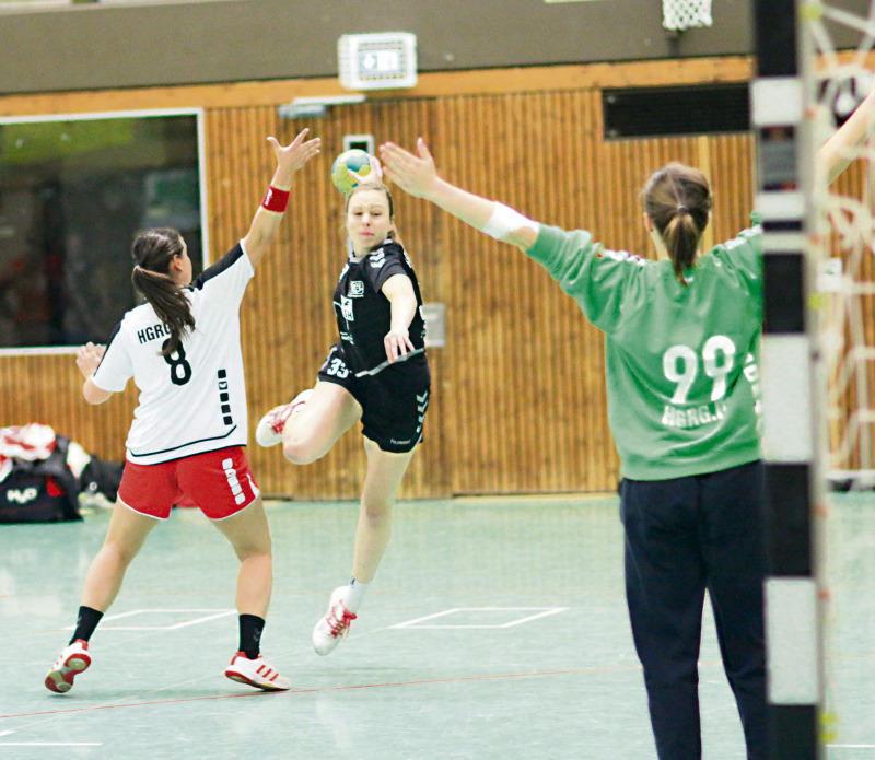 Die Handball-Damen der HSG Heidmark trennten sich von der HG Rosdorf-Grone mit einem am Ende leistungsgerechten 27:27-Unentschieden. Lara Kaminski (beim Wurf) erzielte dabei das 1:0 für die HSG.