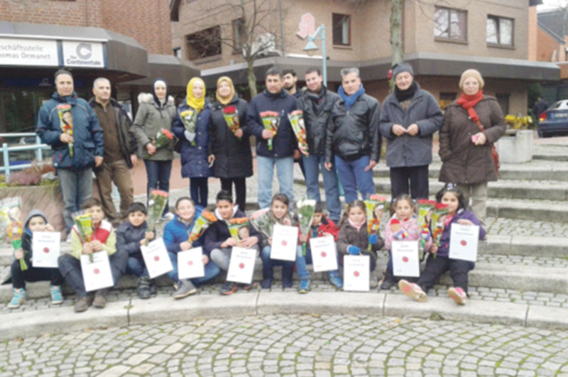 Mission „Dankeschön“: Eine Gruppe syrischer Flüchtlinge verteilte in der Bad Fallingbosteler Innenstadt Rosen und Dankeskarten.