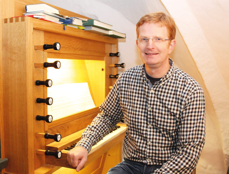 Henning Hebenbrock  kam als Teenager zum Dienst an der Orgel. Seit 1990 ist er Organist in Meinerdingen und bereichert jeden Sonntag den Gottesdienst mit seinem Spiel. Ein Instrument zu spielen begonnen, hat er auf einem Keyboard. 