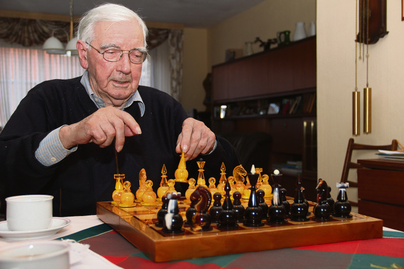 Das Schachspiel mit den Figuren aus Bernstein holt Heinrich Dröscher nur selten heraus, meist spielt er - durchaus erfolgreich - gegen den Schachcomputer. 