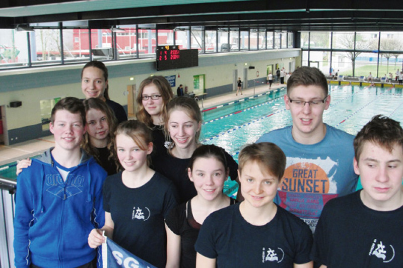 Die zehn Böhmetaler Schwimmer vor dem  Becken der imposanten Duisburger Schwimmhalle beim 9. Adventsschwimmen. Foto: red
