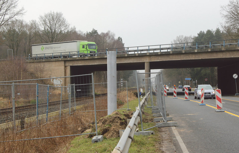 Fundament für Pfeiler ist gegossen: An der Landesstraße 190 entsteht eine Messstelle für Bauwerksbewegungen (Vordergrund) – untersucht werden soll die Autobahnbrücke.