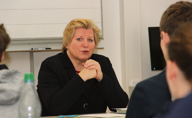 Sozialministerin Cornelia Rundt stand den Schülern der Klasse 10f Rede und Antwort zur Europäischen Union und zu EU-Politik.